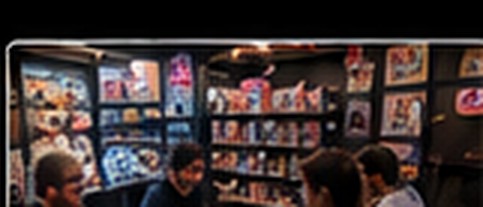 Ambiente y actividades dentro de una tienda geek